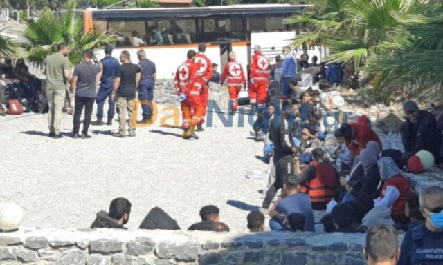 Κρήτη: Η στιγμή που οι 80 μετανάστες αποβιβάζονται στους Καλούς Λιμένες