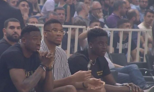 Παναθηναϊκός - Ολυμπιακός: Με γυαλιά και κομπολόι ο Γιάννης Αντετοκούνμπο στο ΟΑΚΑ (vid)