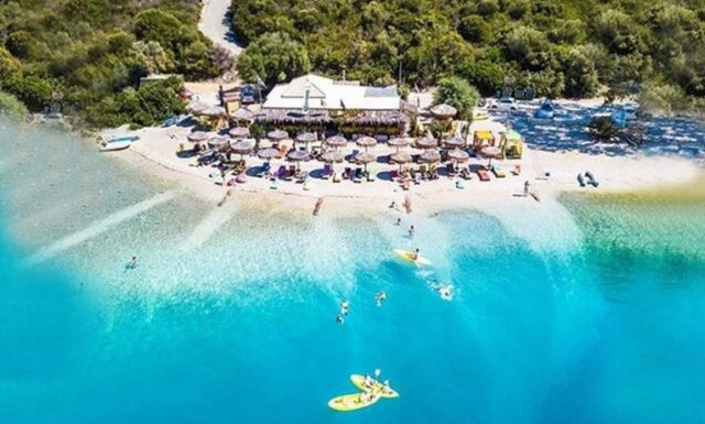 Το «εγκληματικό» 52%: Κανείς δε φαίνεται να έχει καταλάβει τι γίνεται με τις διακοπές στην Ελλάδα