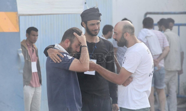 Ώρες αγωνίας στην Καλαμάτα - Καταφτάνουν συγγενείς αναζητώντας συγγενείς τους από το ναυάγιο