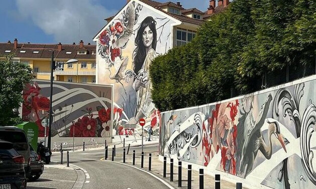 Ισπανία: Με εντυπωσιακές τοιχογραφίες της Lula Gose γέμισαν οι δρόμοι της Γαλικίας