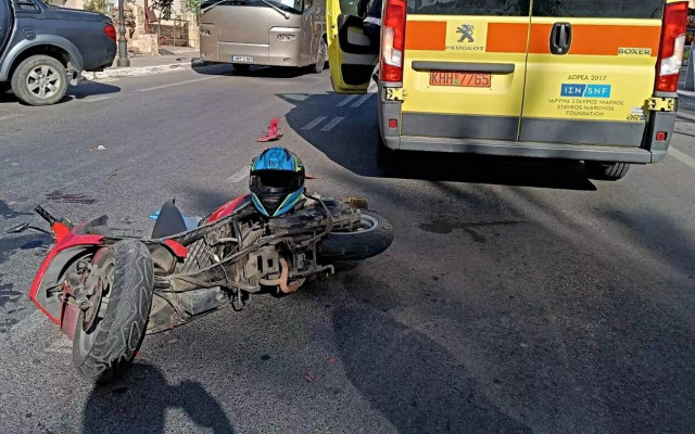 Χανιά: Τροχαίο για οδηγό μηχανής στην Αγία Μαρίνα – Το κράνος της έσωσε τη ζωή