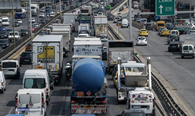 Τροχαίο στον Κηφισό: Σύγκρουση ΙΧ με μηχανή - Με δυσκολία η κυκλοφορία των οχημάτων