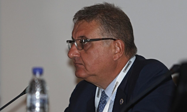 ΠΙΣ κατά Λινού: «Πρωτόγονη διάκριση του “καλού” κρατικού γιατρού και του “κακού” ιδιώτη»