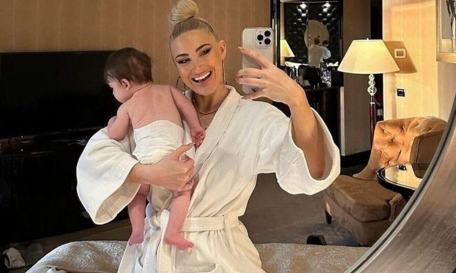 Ιωάννα Τούνη: Θηλάζει τον πέντε μηνών γιο της και το μοιράζεται με τους διαδικτυακούς της φίλους