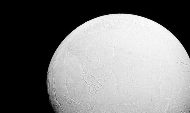 Μεγάλη ανακάλυψη: Ο υπόγειος ωκεανός του Εγκέλαδου περιέχει ένα βασικό δομικό στοιχείο για τη ζωή