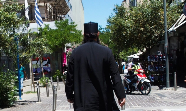 Αμπελόκηποι: Καταγγελία 37χρονης για παρενόχληση από ιερέα