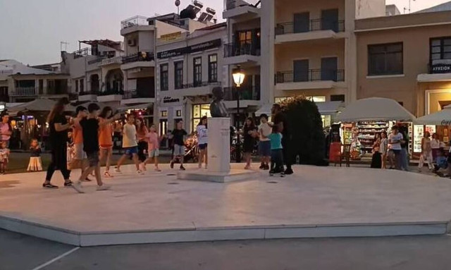 Ρεθυμνιωτάκια στήνουν χορό από το… πουθενά και μαγεύουν τους τουρίστες!