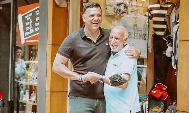 Βασίλης Κικίλιας: Βόλτα στην Πανόρμου και συνομιλία με καταστηματάρχες