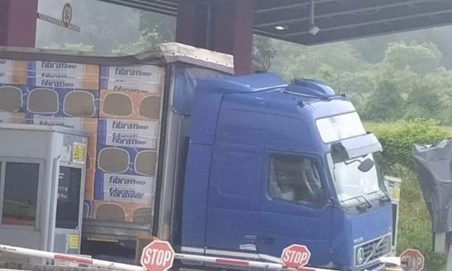 Σοβαρό τροχαίο στην Εγνατία: Νταλίκα έπεσε σε σταθμό διοδίων