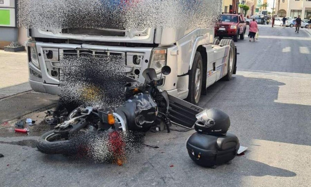 Θανατηφόρο τροχαίο  Σύρο: Μηχανή συγκρούστηκε με νταλίκα - Νεκρός ο οδηγός