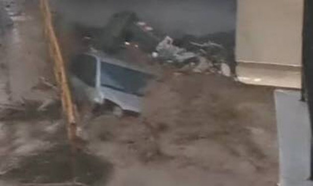 Κακοκαιρία - Θεσσαλoνίκη: Η στιγμή που o ορμητικός χείμαρρος «καταπίνει» αυτοκίνητο