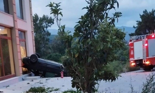 Χανιά: Αυτοκίνητο έπεσε σε τζαμαρία μαγαζιού και έπιασε φωτιά - Τραυματίστηκε ο οδηγός