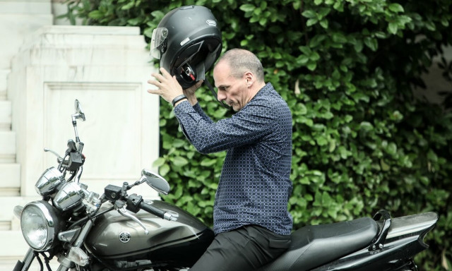 Θύμα κλοπής ο Γιάνης Βαρουφάκης - Του έκλεψαν το κράνος της μηχανής