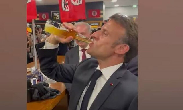 Ο Μακρόν ήπιε μονορούφι ένα ολόκληρο μπουκάλι μπίρα