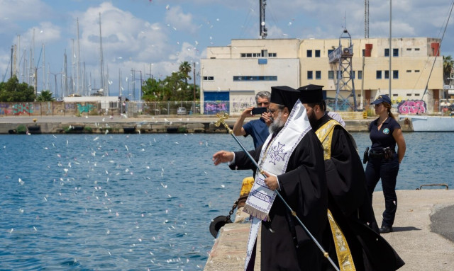 Πύλος: Τρισάγιο στη μνήμη των θυμάτων του ναυαγίου με τους μετανάστες - Ροδοπέταλα στη θάλασσα