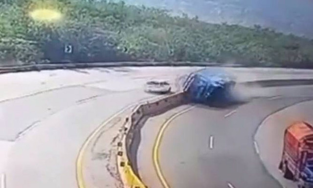 Τραγωδία στο Πακιστάν: Τουλάχιστον 14 νεκροί σε δυστύχημα με λεωφορείο – Τρομακτικό βίντεο