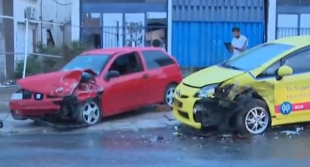 Τροχαίο ατύχημα τα ξημερώματα στο Μενίδι - Σύγκρουση δύο ΙΧ στη Λεωφόρο Δημοκρατίας