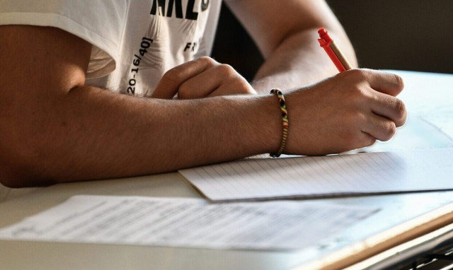 Εισαγγελική έρευνα για διαγωνιζόμενο των πανελλαδικών εξετάσεων που πιάστηκε με «ψείρα» στο αφτί