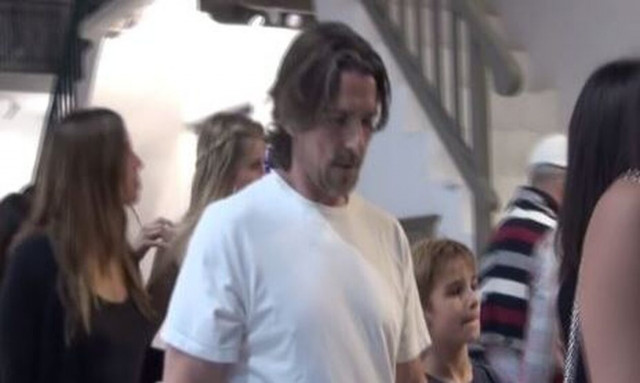 Κρίστιαν Μπέιλ: Στη Μύκονο με την οικογένειά του ο διάσημος ηθοποιός