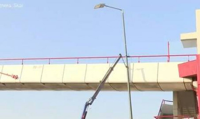 Τροχαίο στον Κηφισό: Γερανός «κράτησε» την κολώνα για να μην πέσει στο δρόμο - Βίντεο από το σημείο