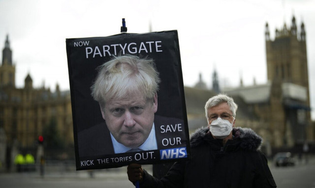 Σάλος στη Βρετανία: Νέο βίντεο «καίει» τους Τορις - Xριστουγεννιάτικο κορονοπάρτι εν μέσω λοκντάουν