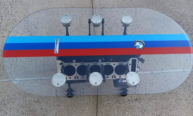 To απόλυτο τραπεζάκι για κάθε φανατικό του αυτοκινήτου