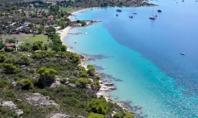 Διάπορος Χαλκιδικής: Το νησί με τα μονίμως ζεστά, διάφανα, τιρκουάζ νερά