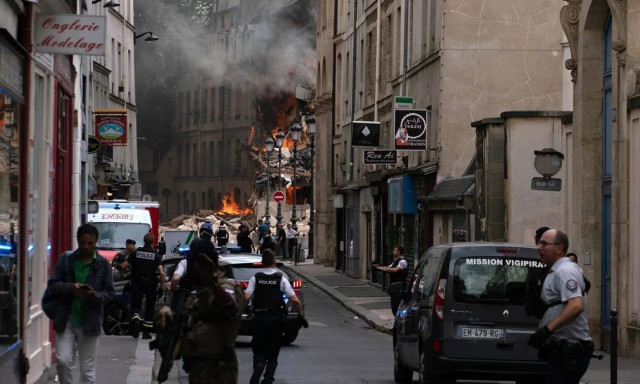 Παρίσι: Υπό έλεγχο η πυρκαγιά μετά την ισχυρή έκρηξη - Σε κρίσιμη κατάσταση 7 τραυματίες