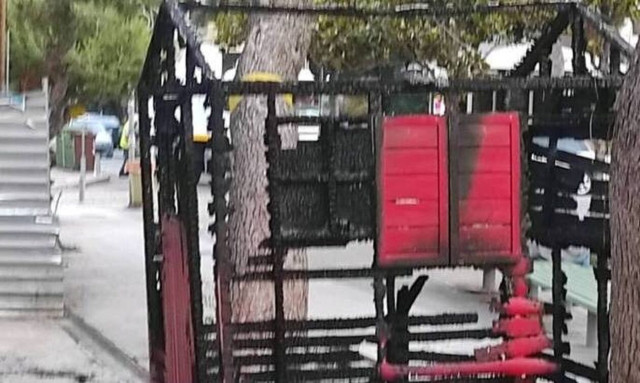 Άλιμος: Εμπρηστική επίθεση σε εκλογικό περίπτερο του ΣΥΡΙΖΑ