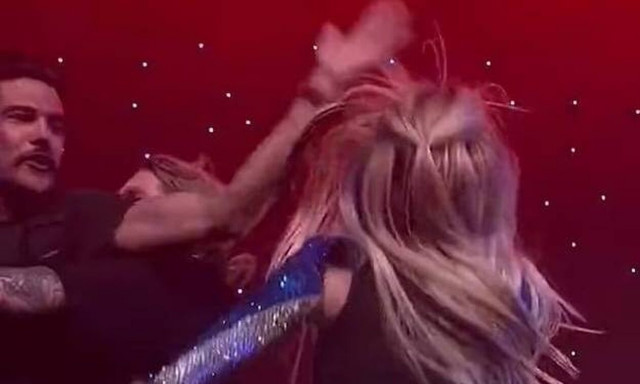 Ava Max: Θαυμαστής την χαστούκισε επί σκηνής - Την τραυμάτισε στο μάτι