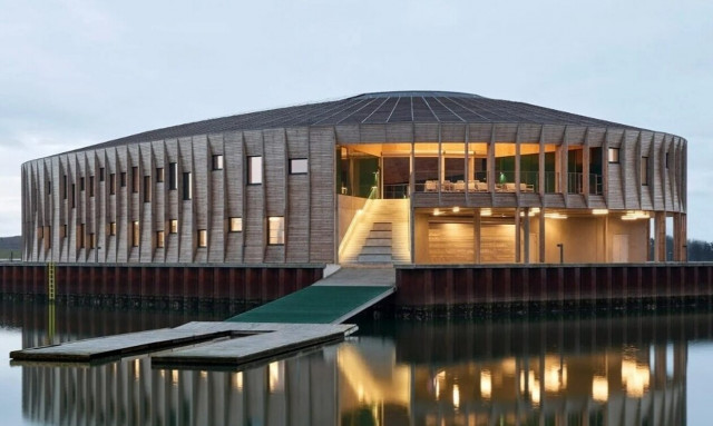 Το κέντρο θαλάσσιων σπορ «Ο Φανός» φωτίζει τη δυτική ακτή της Δανίας