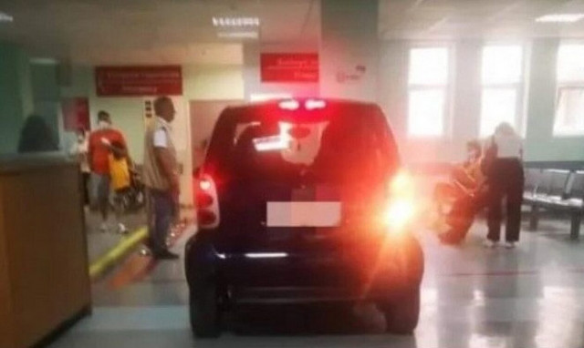 ΚΑΤ: Μπήκαν με το αυτοκίνητο στα Επείγοντα, γιατί δεν έβρισκαν τραυματιοφορέα