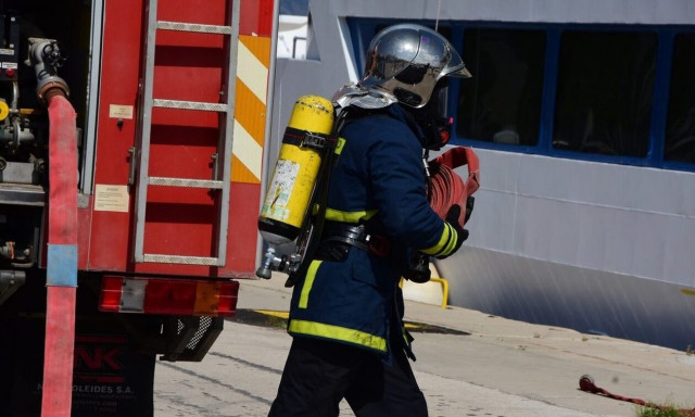 Φωτιά σε υπόγειο πάρκινγκ στον Πειραιά