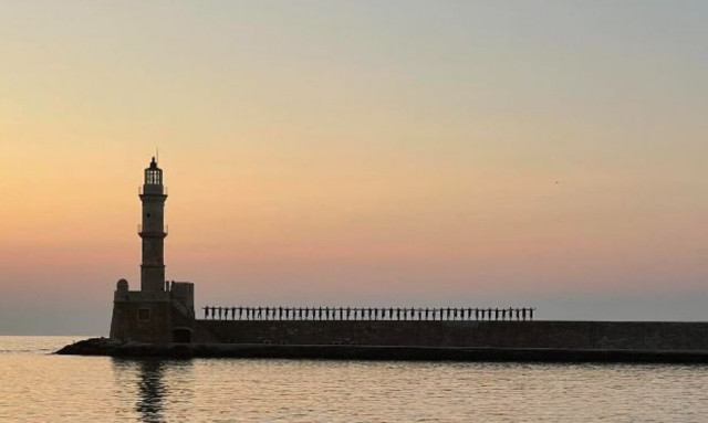 Κρήτη: Χόρεψαν πεντοζάλι πάνω στον Φάρο των Χανίων
