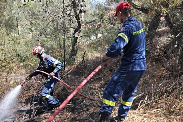 Φωτιά στην Αρτέμιδα: Υποψίες για εμπρησμό, βρέθηκε μπιτόνι με βενζίνη στο σημείο
