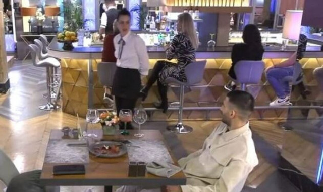 First Date: Έστειλε το ραντεβού του στην τουαλέτα για να την «πέσει» στην σερβιτόρα