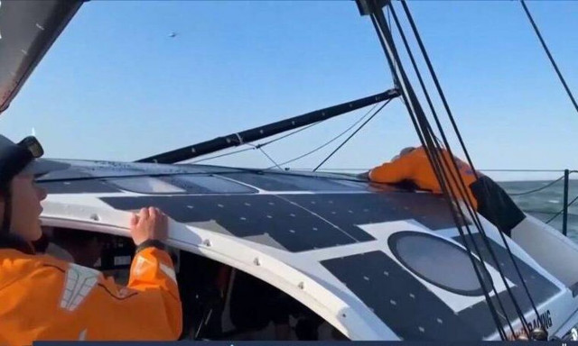 Απίθανη γκάφα! Εμβόλισε το προπορευόμενο σκάφος λίγο πριν τον τερματισμό