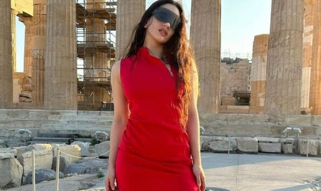 Rosalia: Ποζάρει με κόκκινο μίνι φόρεμα και φόντο τον Παρθενώνα