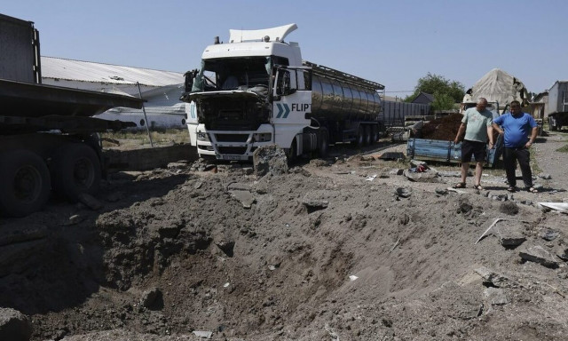 Ουκρανικό πλήγμα προκαλεί ζημιά σε γέφυρα που συνδέει τη Χερσώνα με την Κριμαία