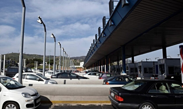 Σταδιακά από σήμερα η έξοδος των ετεροδημοτών - Μποτιλιάρισμα στην έξοδο της Αττικής Οδού