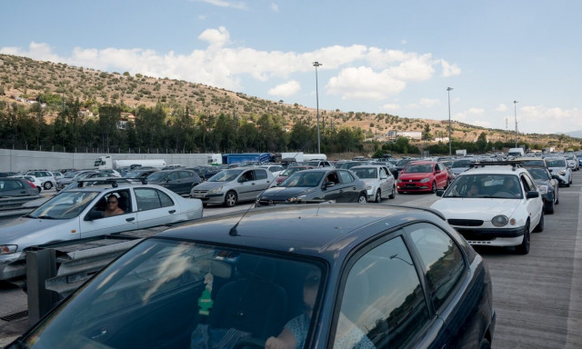 Κίνηση τώρα: Φεύγουν οι ετεροδημότες - Το αδιαχώρητο στις εξόδους της Αττικής