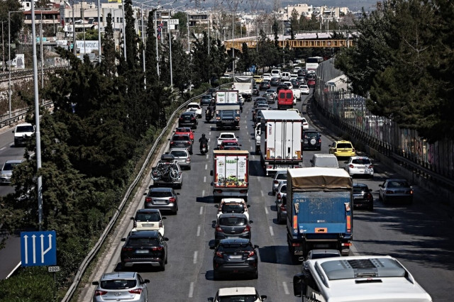 Κίνηση: Συνεχίζεται η έξοδος για τις εκλογές – Στο «κόκκινο» η Αττική Οδός στις εξόδους για Λαμία