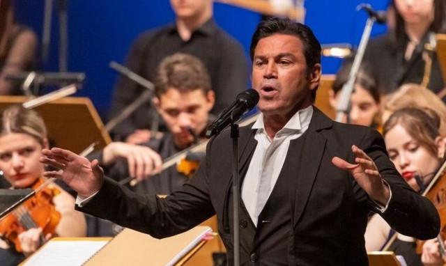 Μάριος Φραγκούλης και Θοδωρής Βουτσικάκης σε έργα του Δηµήτρη Μαραµή στον Οµφαλό της Γης