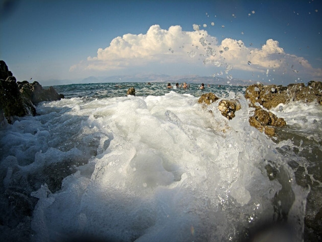 Μυστήριο με γιγαναιτία κύματα που «σάρωσαν» τη δημοφιλή Πλαζ της Πάτρας