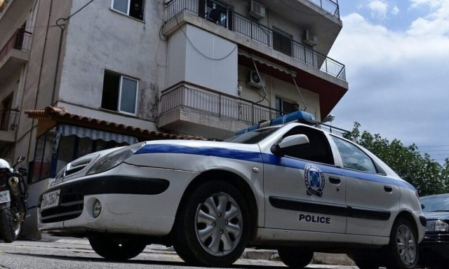 Ηράκλειο: 20χρονος απειλούσε ότι θα πέσει από ταράτσα - Σώθηκε από αστυνομικούς