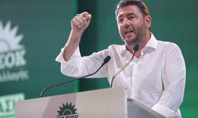 Androulakis marks anniversary of Andreas Papandreou's death with visit to 1st cemetery