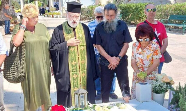 Δήμητρα Λιάνη: Συγκινημένη στον τάφο του Ανδρέα Παπανδρέου, 27 χρόνια έπειτα από το θάνατο του