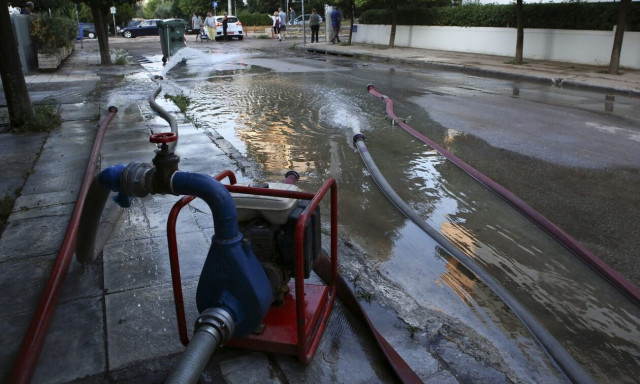 Κακοκαιρία: Δεκάδες κλήσεις σε όλη τη χώρα για αντλήσεις υδάτων και κοπές δέντρων