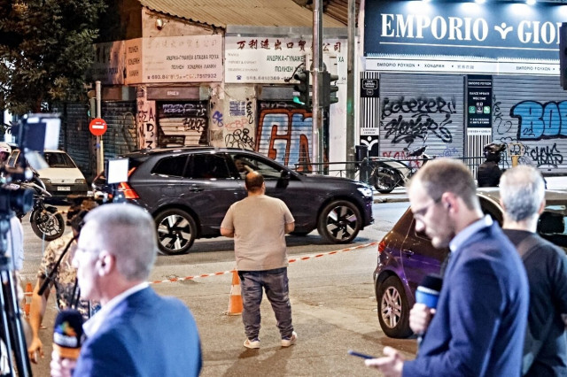 Εκλογές 2023: Καρέ – καρέ η στιγμή που ο Κυριάκος Μητσοτάκης «περνά» έξω από τα γραφεία του ΣΥΡΙΖΑ